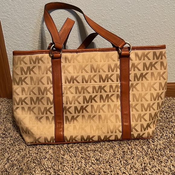 Michael Kors Purse - 100% AUTHENTIC - Picture 2 of 4
